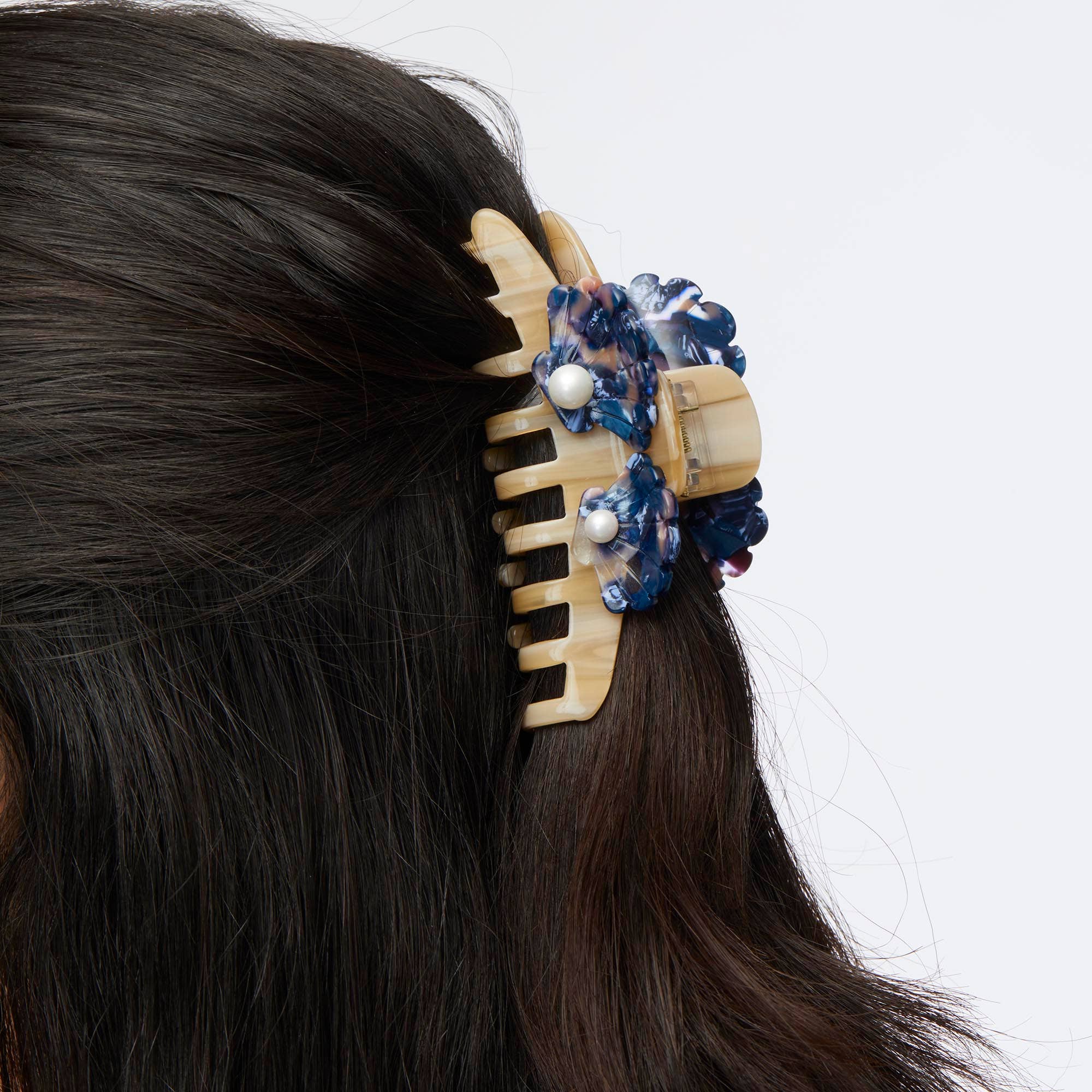 Lele Sadoughi Lele Sadoughi Large Shell Claw Clip Endless Waves