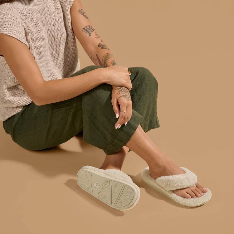 OluKai Olukai Women's Kipe'a Heu Shearling Flip Flops Endless Waves