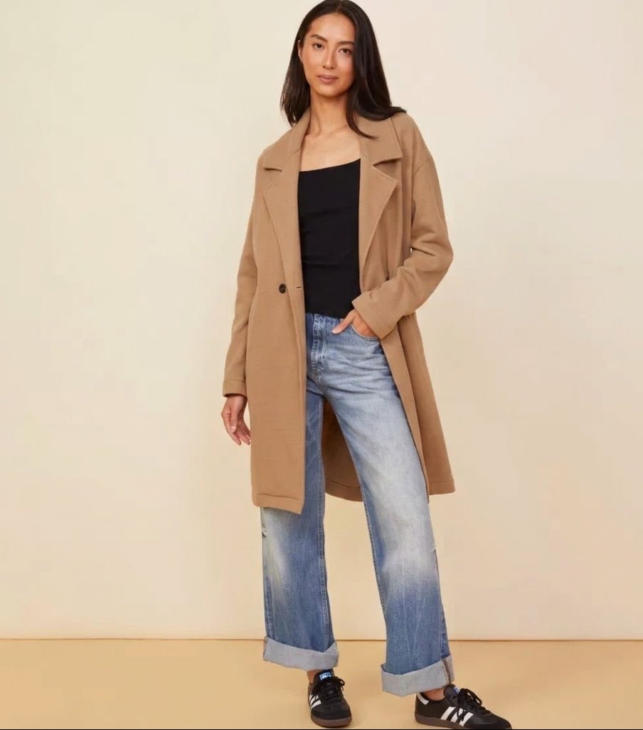 Front view of the MONROW Seamed Fleece Coat in Latte